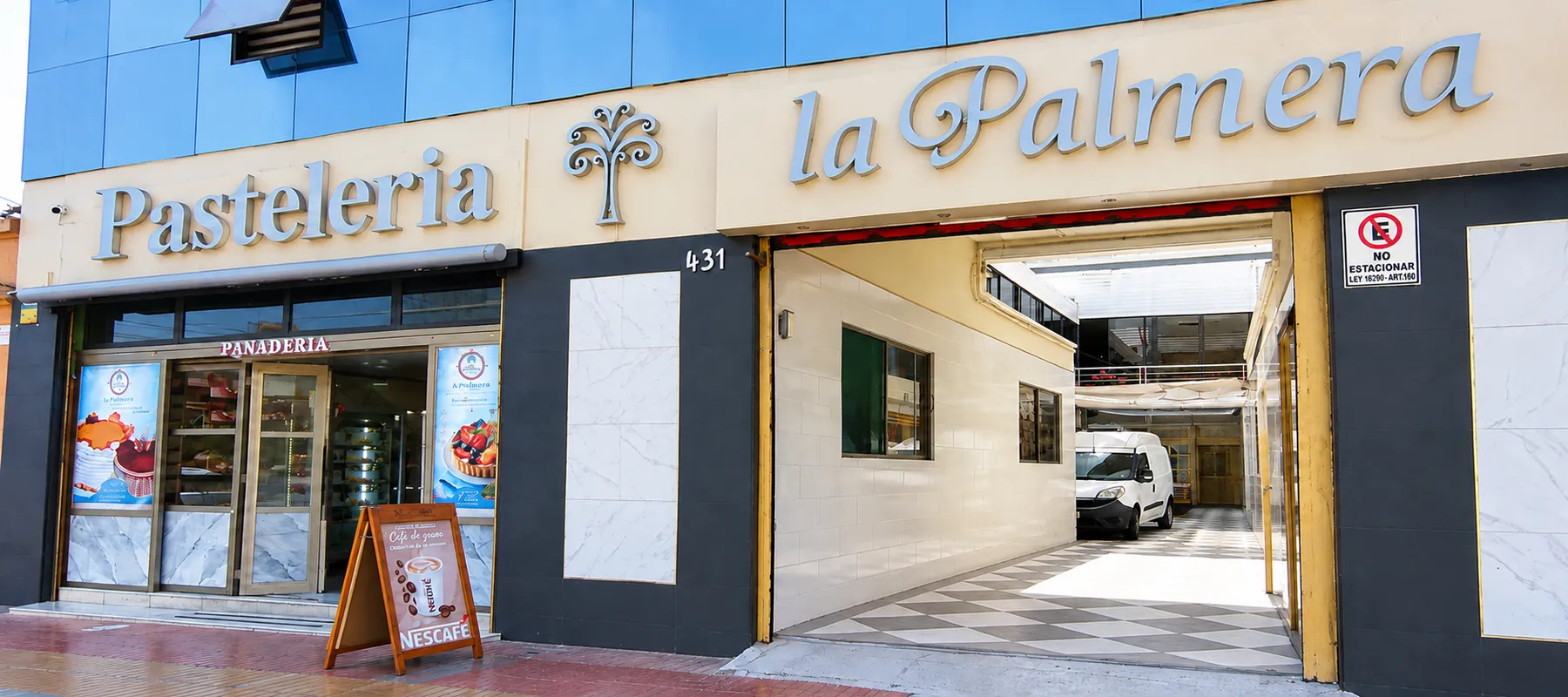 Fachada de la Pastelería La Palmera en calle Uribe